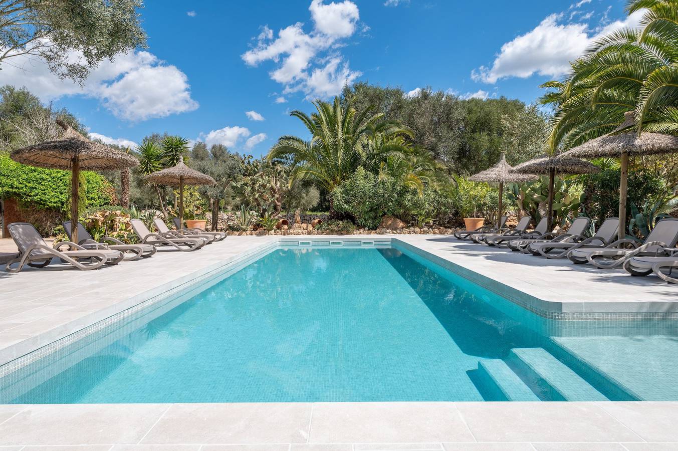 Ferienhaus 'Redonda 1' mit Bergblick, Gemeinschaftspool und Wi-Fi in Costitx, Mallorca Inselmitte