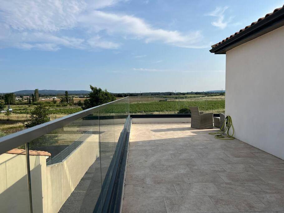 Villa piscine à débordement in Pignan, Côte méditerranéenne (France)