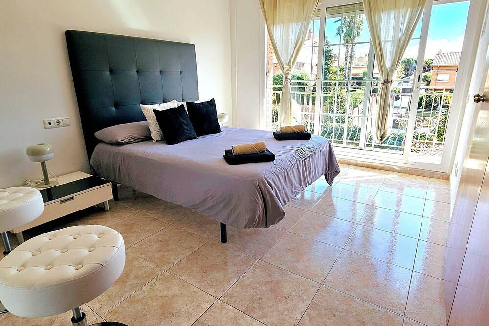 Family House With  Pool Very Close To The Beach in Supermaresme, San Vicente de Montalt