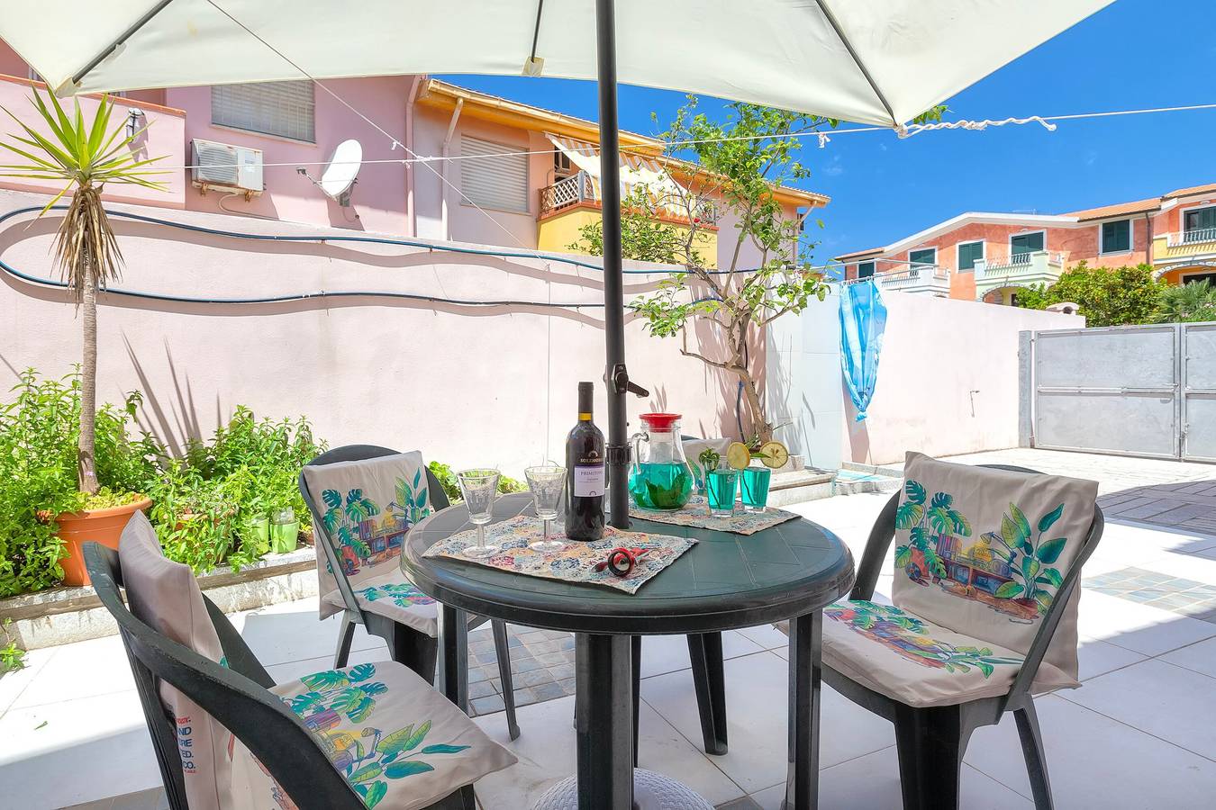 Appartamento intero, Appartamento 'Casa Loretta 3' con terrazza privata, Wi-Fi e aria condizionata in Codaruina/Valledoria, Valledoria