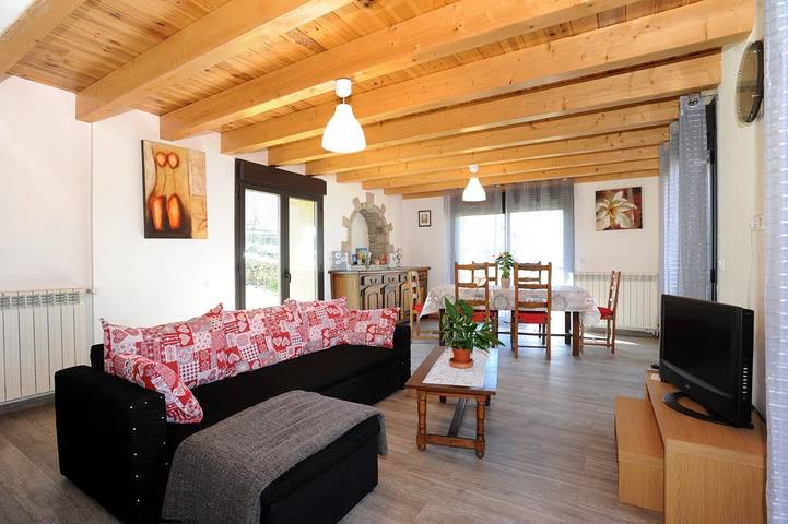 Gîte pour 6 personnes, avec Jardin à Nahuja