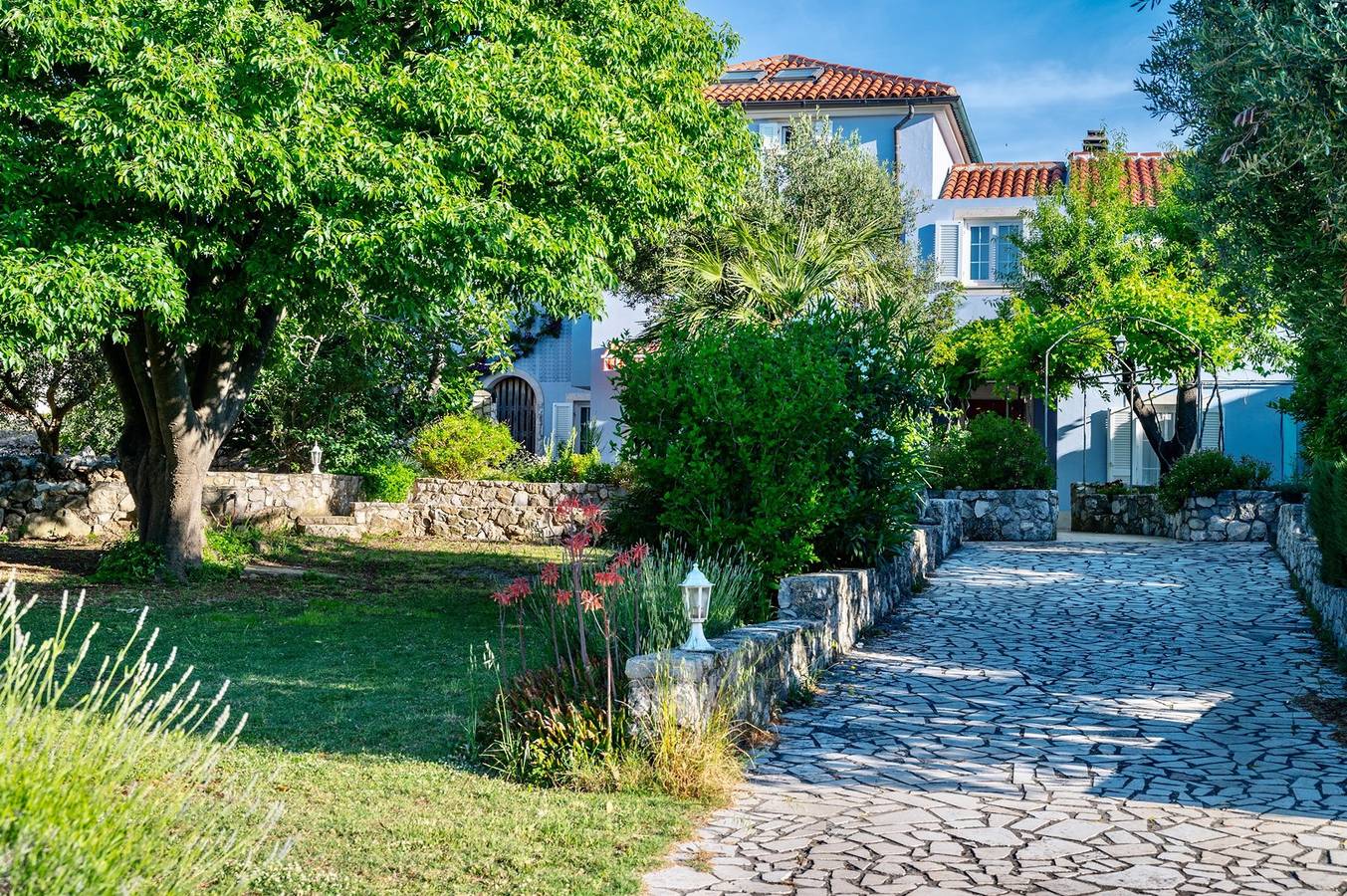 Ganze Wohnung, Ferienwohnung Clara mit 2 Terrassen mit Meerblick 30m vom Strand in Nerezine, Lošinj