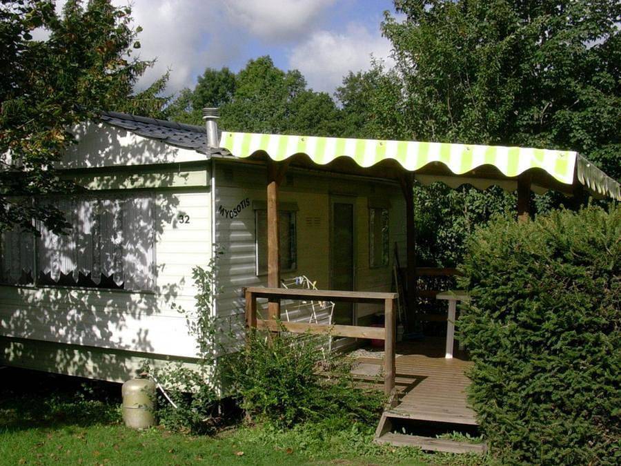Camping La Vallée - Mobilheim 2 personen - Vergissmeinnicht in Perpezat, Regionaler Naturpark Volcans d'Auvergne