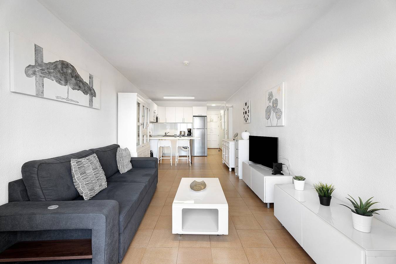 Apartamento entero, Casa de vacaciones "Los Geranios 404" con vistas al mar, piscina compartida y Wi-Fi in Playa Puerto Colón, Adeje