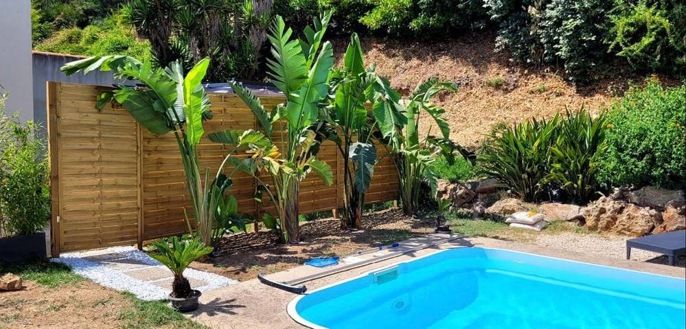Appartement de vacances pour 4 personnes, avec terrasse ainsi que piscine et jardin