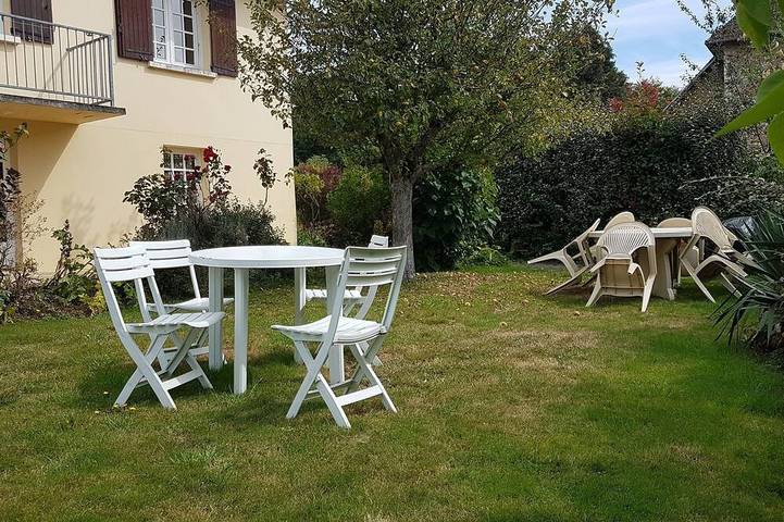 Entire apartment, Furnished studio in comfortable single-family house with mature garden in Bagnoles-de-l'Orne, Parc naturel régional Normandie-Maine