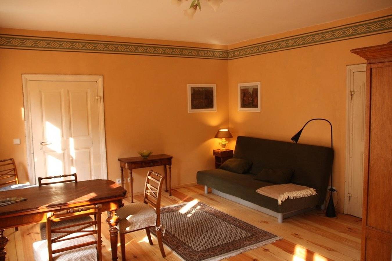Ganze Wohnung, Ferienwohnung 'Am Roten Schloss' mit gemeinsamer Terrasse, gemeinsamem Garten und Wlan in Baruth/Mark, Teltow-Fläming