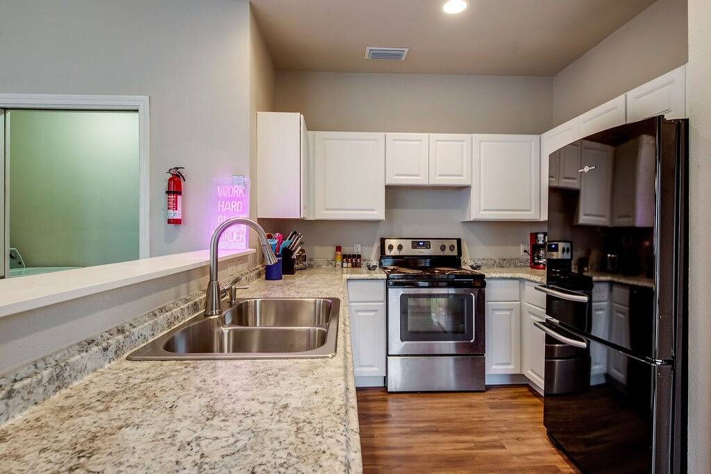 Spacious & Comfortable Home with Garage in Fort Worth, Tarrant County