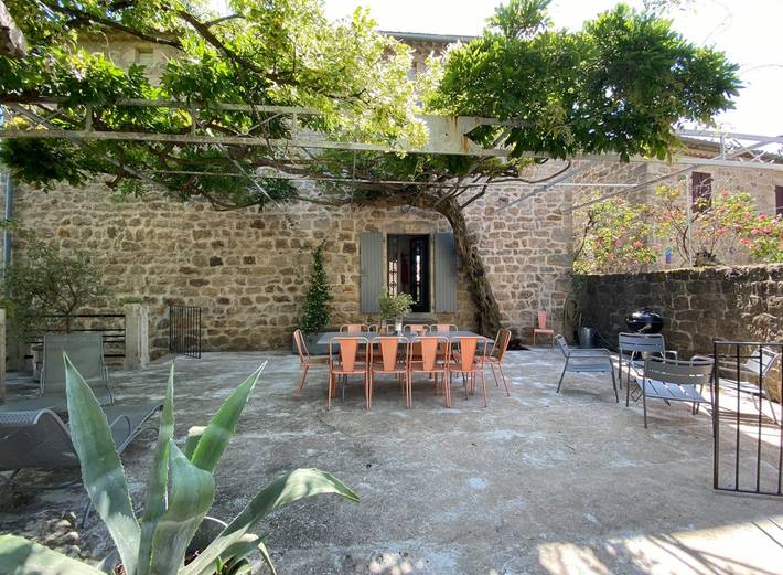 Gîte pour 10 personnes, avec piscine et terrasse, animaux acceptés