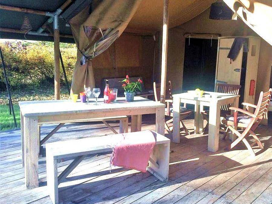 Camping Brantôme Peyrelevade - Tente en toile et en bois 5 personnes - Tente Lodge Safari 35 m² - 2 chambres - 10 m² terrasse couverte in Brantôme en Périgord, Périgord Vert