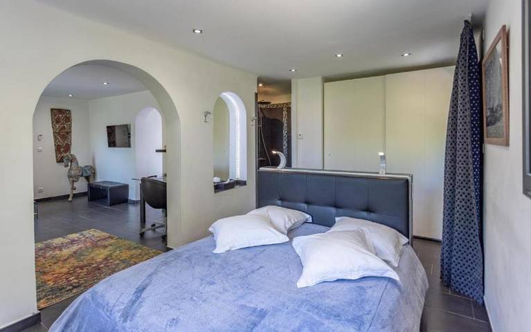Chambre d’hôte pour 4 personnes, avec piscine et jacuzzi ainsi que sauna et jardin à Six-Fours-les-Plages - 2