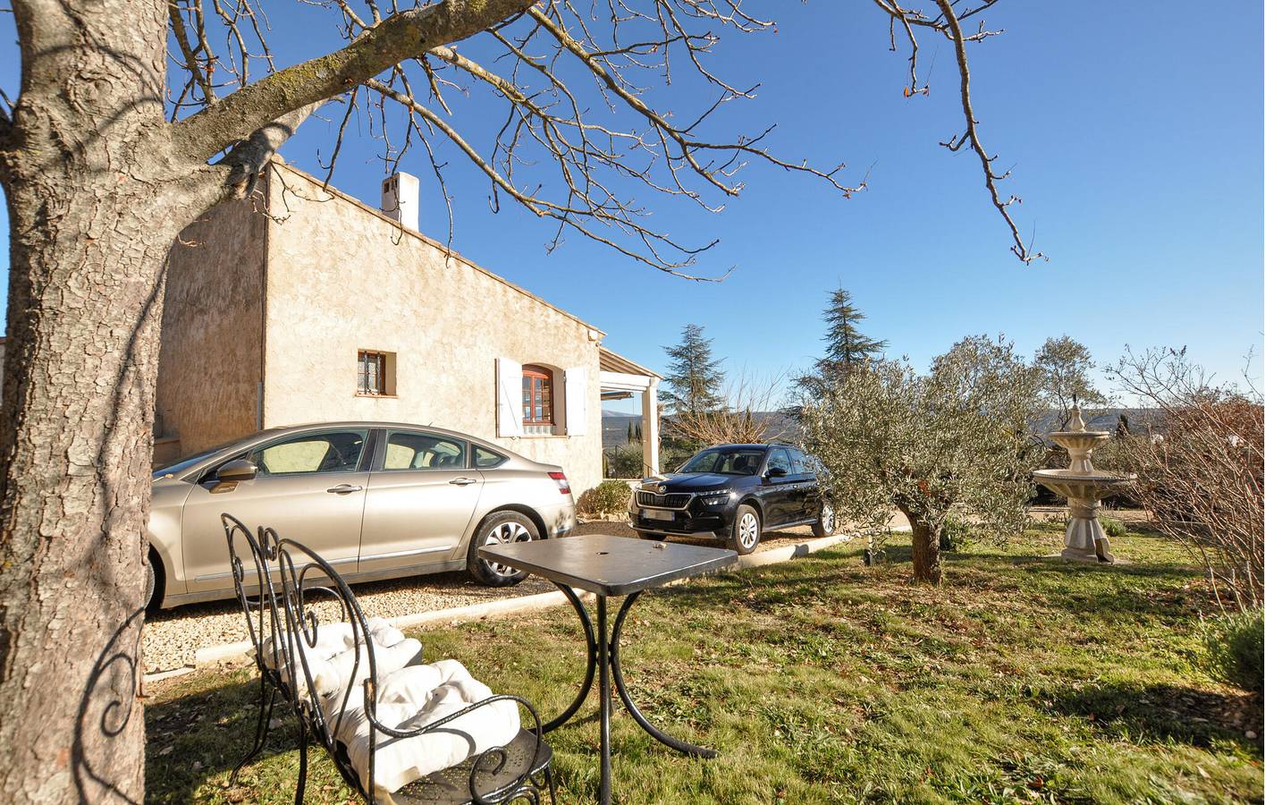 Appartement confortable avec piscine et parking près d'une rivière et d'un lac in Saint-Laurent-du-Verdon, Parc naturel régional du Verdon