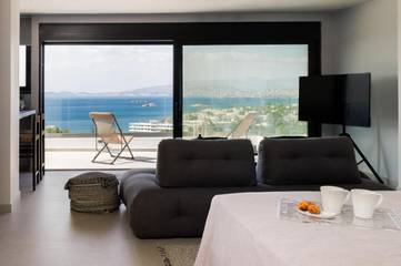 Gîte pour 2 personnes, avec vue ainsi que jardin et piscine dans Saronida