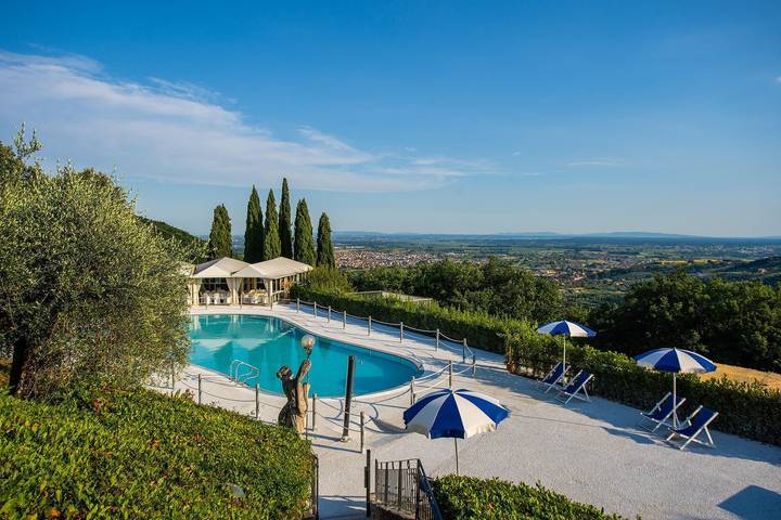 Location de vacances pour 14 personnes, avec jacuzzi ainsi que balcon et jardin à Montecatini-Terme - 2