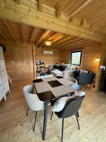 Location de vacances pour 4 personnes, avec jardin ainsi que sauna et jacuzzi à La Bruyère