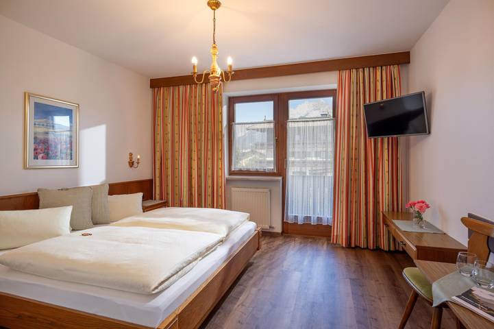 Doppelzimmer, Dusche, Wc in Sankt Johann in Tirol, Kaisergebirge