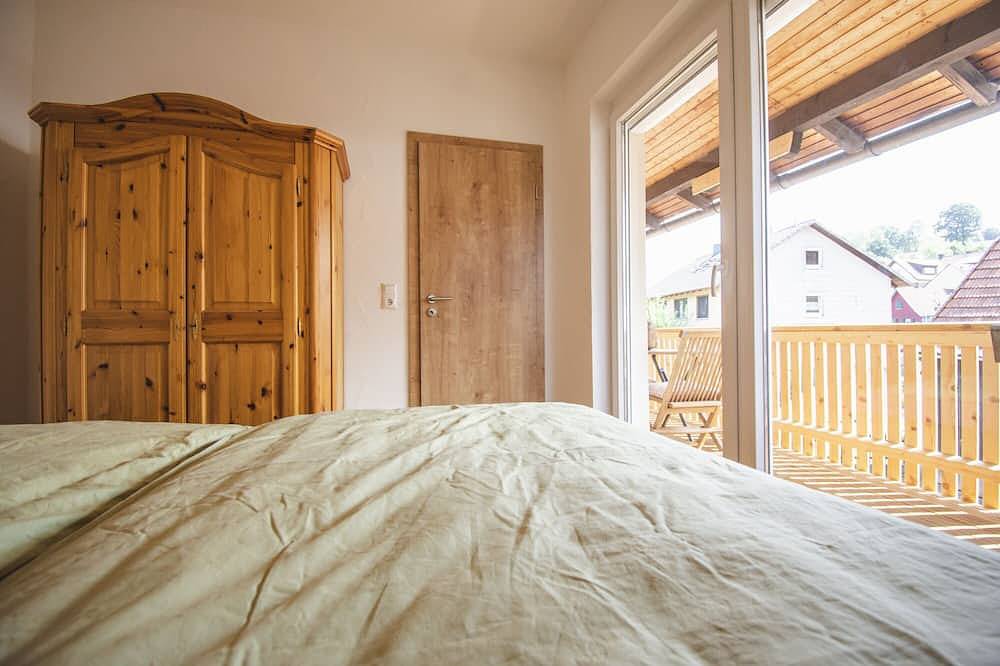 Ganze Wohnung, New, romantic Rotmilan holiday apartment with a view of the mountains in Bischofsheim an der Rhön, Rhön-Bayern