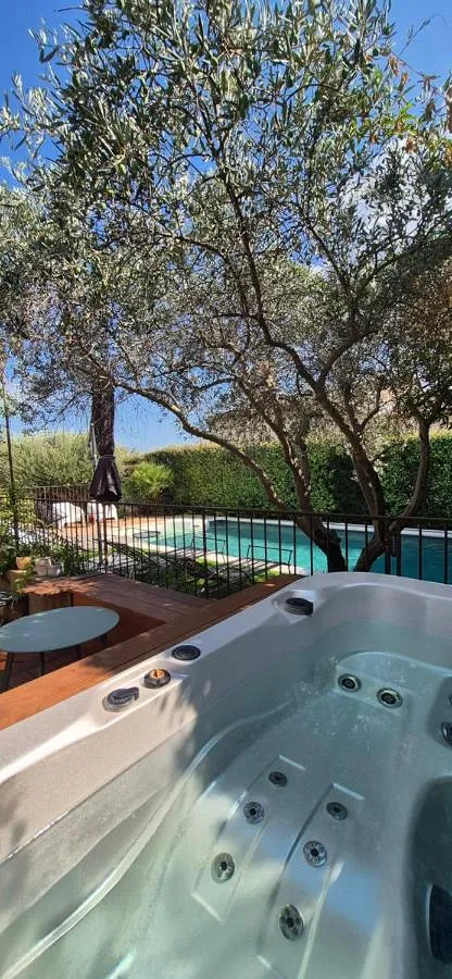 Villa für 6 Personen, mit Garten und Whirlpool sowie Pool - 1