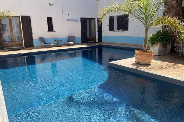 Appartement de vacances pour 2 personnes, avec jardin et jacuzzi ainsi que terrasse et piscine