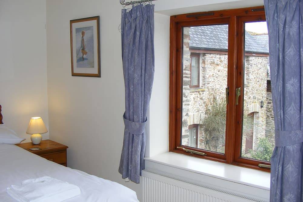 Modern 4 bed Cottage In Rural Setting close to beach. 1.5 Acres of shared Garden in Slapton, South Devon