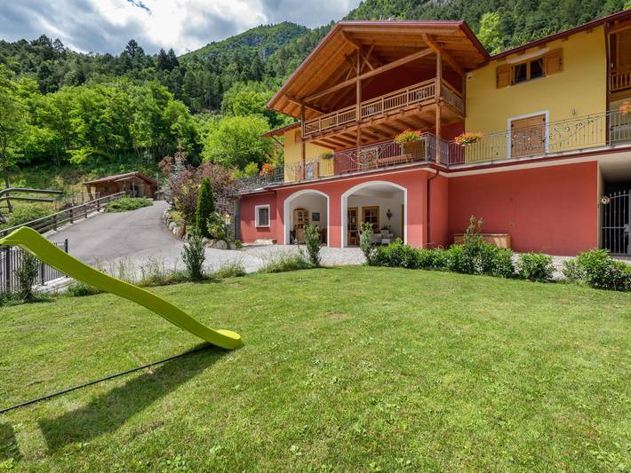 Agriturismo per 6 persone, con Balcone e Giardino nonché Piscina e Sauna in Val di Sole