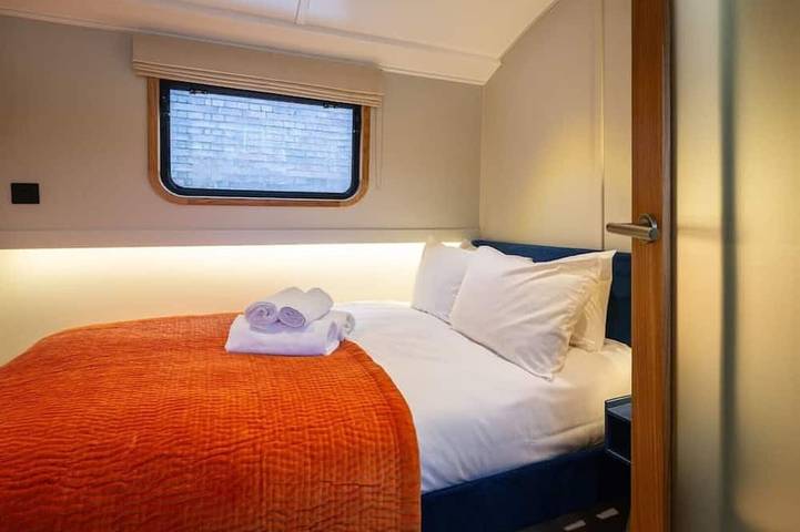 Luxurious houseboat in London in Tower Hamlets, London