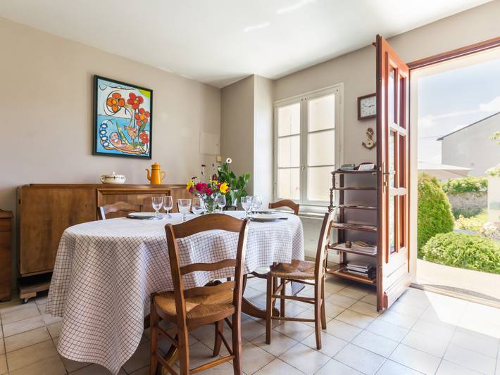 Maison de pêcheurs avec terrasse en bord de Loire, wifi, vélos et équipé bébé in Loireauxence, Vallée de la Loire