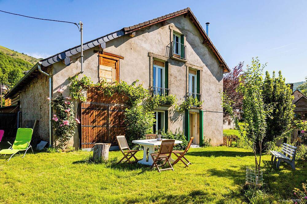 Grande maison familiale avec superbe panorama. in Boussenac, Parc naturel régional des Pyrénées ariégeoises