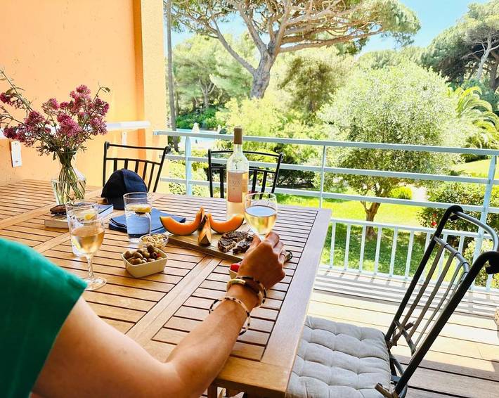 Gîte pour 5 personnes, avec Jacuzzi et Terrasse ainsi que Jardin et Piscine dans Plage La Badine