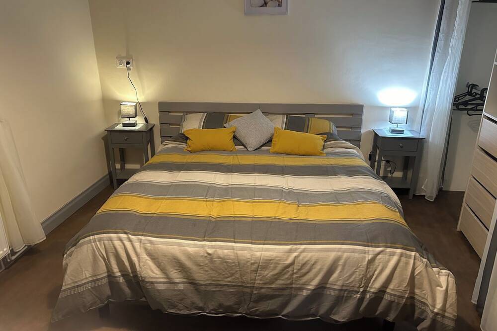 Appartement entier, 1-bedroom apartment right in the heart of Chabanais town centre in Chabanais, Charente
