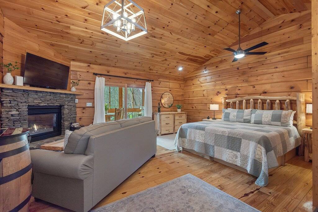 Little River Cabin - Riverfront, 1 mile from Gsmnp - Romantic Getaway! in Blount County