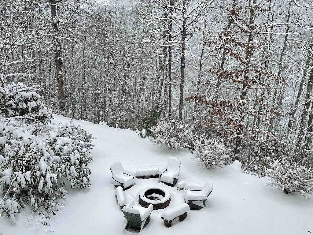 Private Cabin with Mountain Views, Fire pit, Wraparound Deck, and Game room! in Jackson County