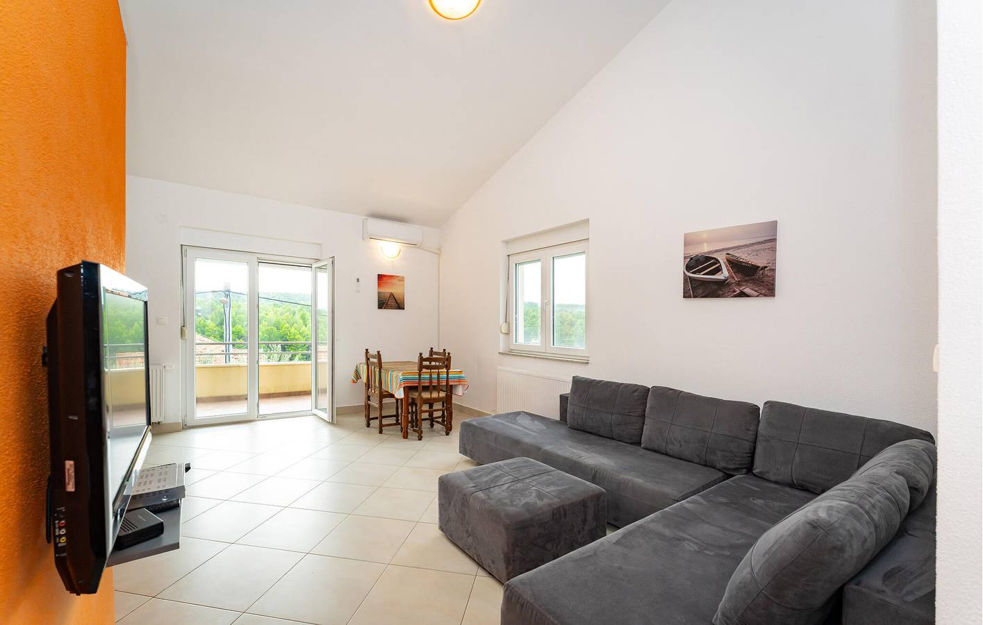 Ganze Ferienwohnung, Gemütlich, 2 km von der Küste entfernt: WLAN, Klimaanlage, Parkplatz, Terrasse und Küche! in Obrovac, Zadar