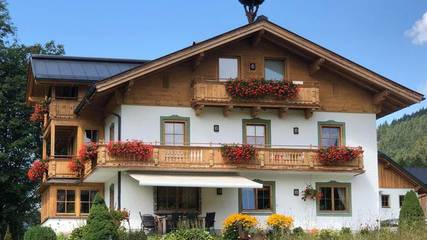 Ferienwohnung für 6 Personen, mit Seeblick und Balkon sowie Garten, kinderfreundlich in Faistenau