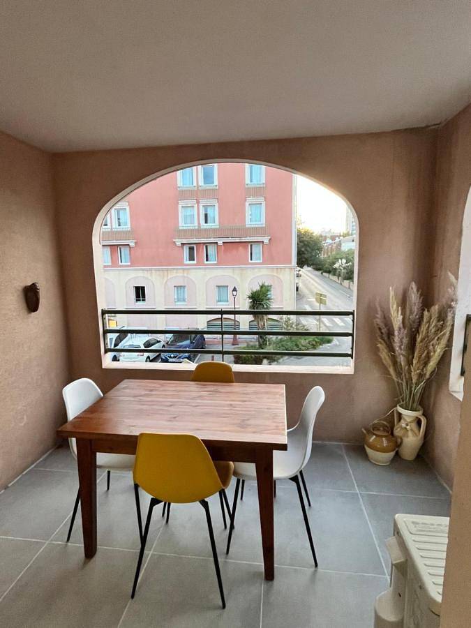 Appartement entier, Two-Bedroom Apartment in Port-de-Bouc, Côte méditerranéenne (France)