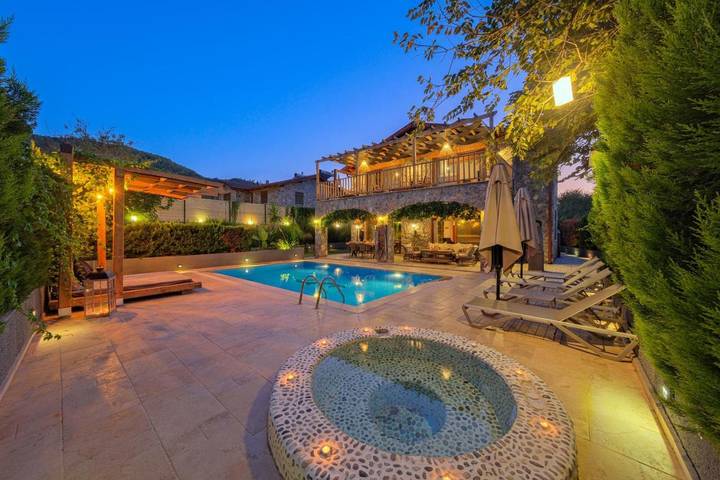 Villa pour 8 personnes, avec vue ainsi que piscine et jardin - 1