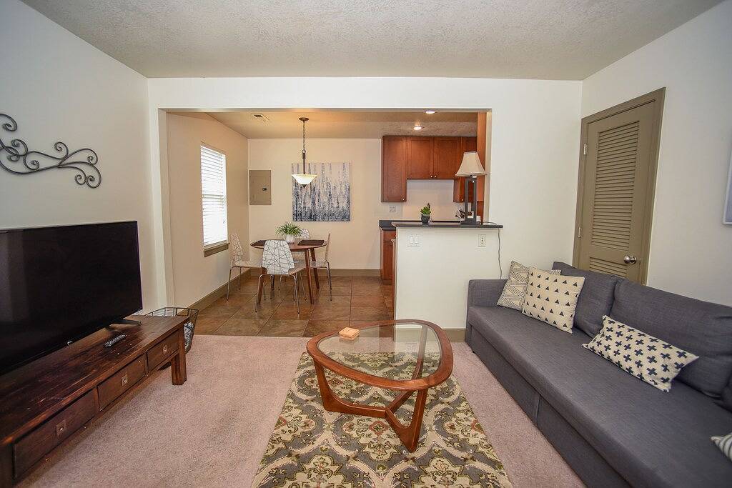 Bright 1 Br with Full Kitchen and Huge Yard in Grandview, Missouri
