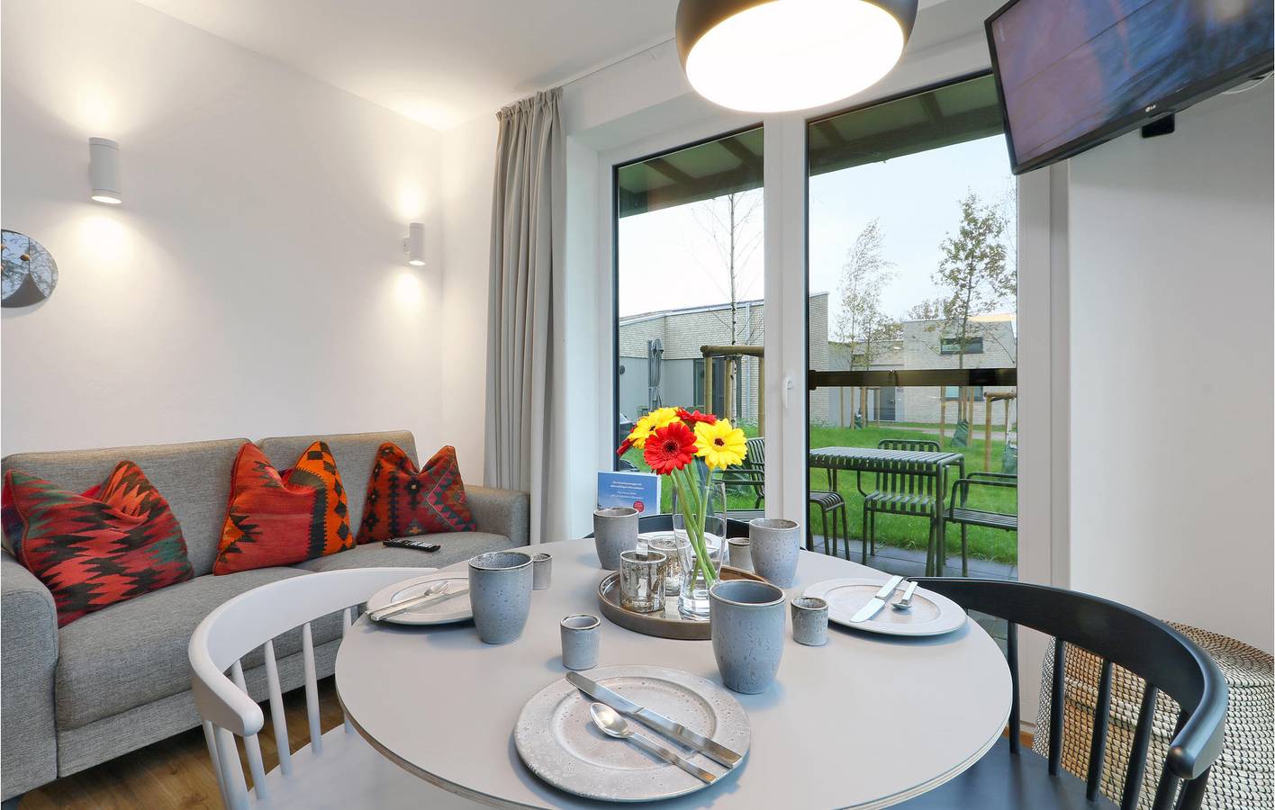 Ganze Ferienwohnung, Terrassenwohnung mit Parkplatz, TV & Internet - Nähe Fluss & Restaurant in Marissa Ferienpark, Lembruch