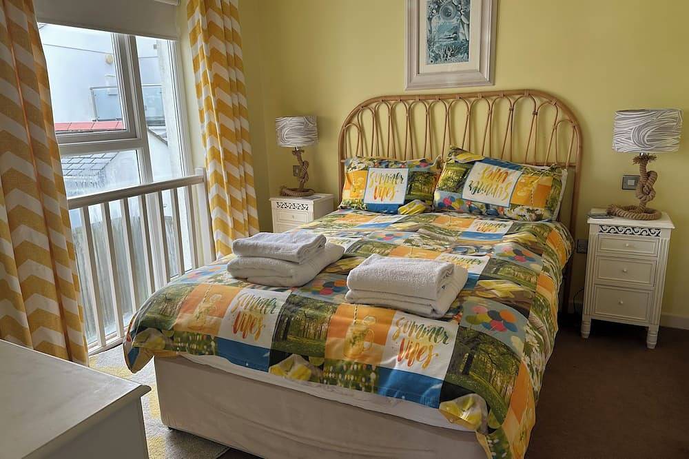 Castaway Cottage in Trevone with parking and 100m from the sandy beach. in Trevone, Cornwall