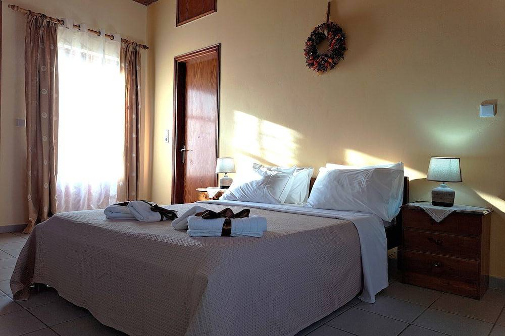 Geheel appartement, Eerste verdieping appartement met mooie berg en uitzicht op zee in de buurt van de zee in Stoupa, Messenia