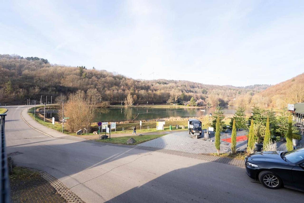 10-Personen-Wellness-Chalet in erster Reihe am See in Rieden (Eifel), Osteifel