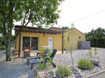 Gîte pour 2 personnes, avec piscine ainsi que terrasse et jardin dans Largentière