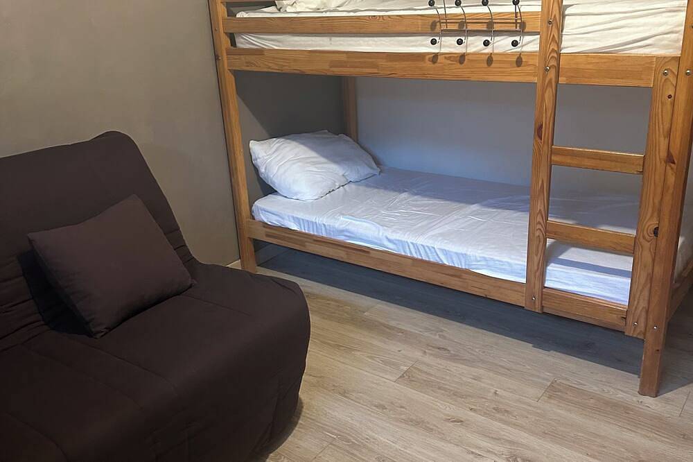 3-bedroom house, close to beaches, quiet Ideal for family or friends. Air-conditioned in Venzolasca, Corte region