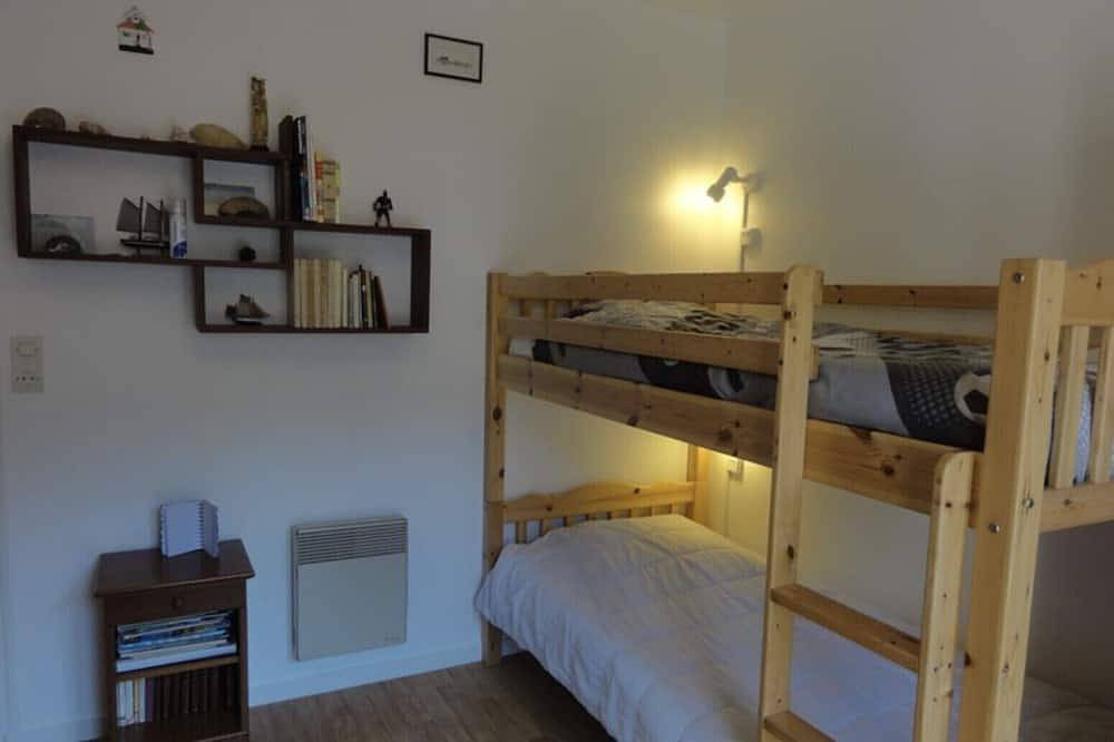 Just 50m from the sea, this pretty, comfortable villa is ideal for family vacations. in Hauteville-sur-Mer, Coutances