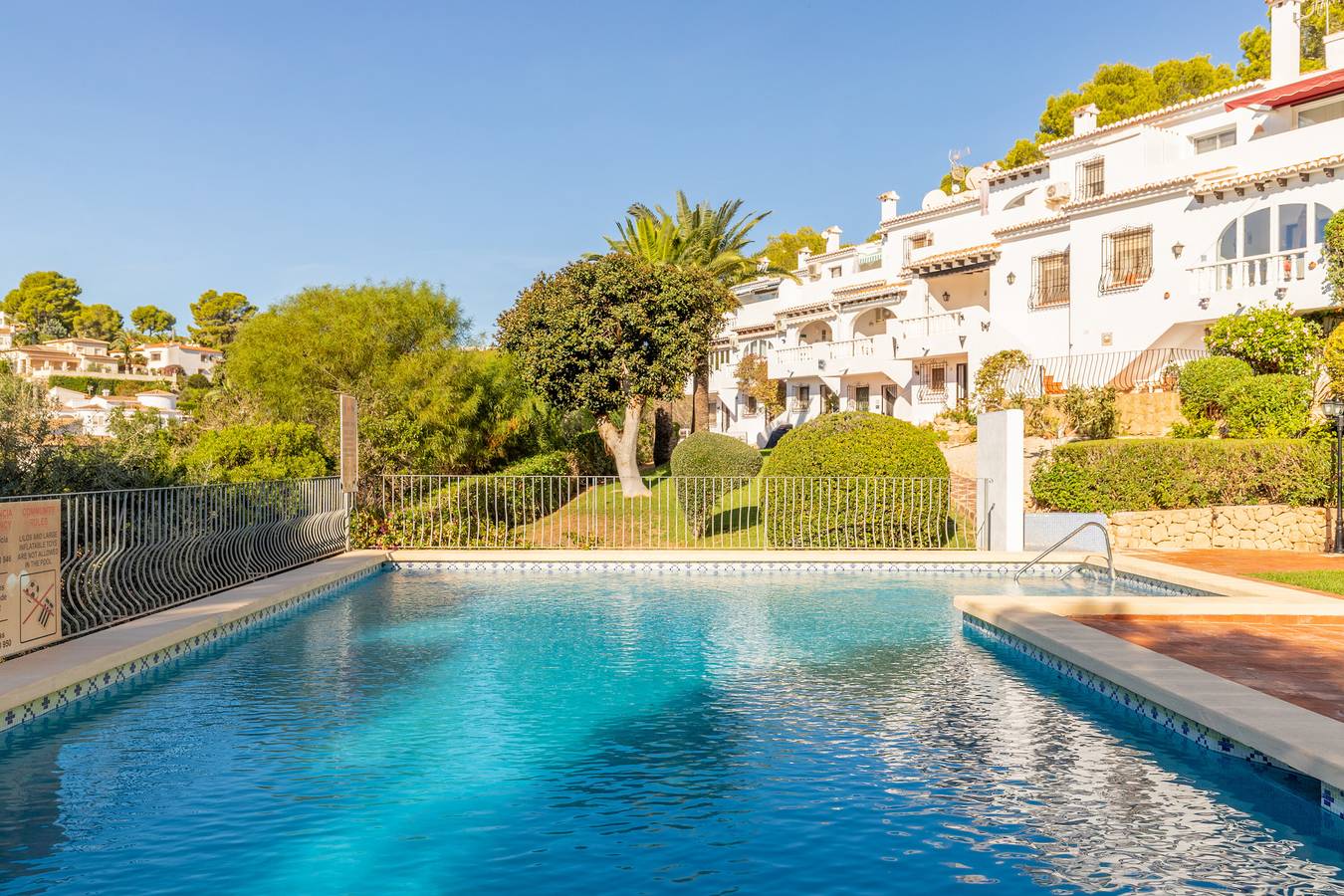 Apartamento 'Sillero Dos' con piscina compartida, terraza privada y aire acondicionado. in Pinar de lAdvocat (Moraira), Teulada