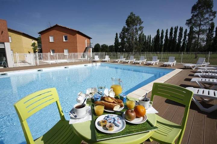 Gîte pour 4 personnes, avec vue ainsi que jardin et piscine, animaux acceptés à Rivières - 3