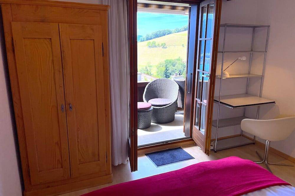 Geheel appartement, Swisshut Stunning Views Alps & Lake - Apart. Ringold Down in Sigriswil, Meer van Thun
