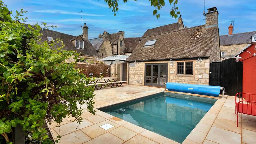 Holiday rental for 25 people, with pool and garden in Stroud
