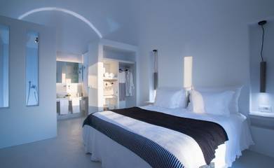 Villa for 4 Guests in Santorini, Cyclades, Picture 2