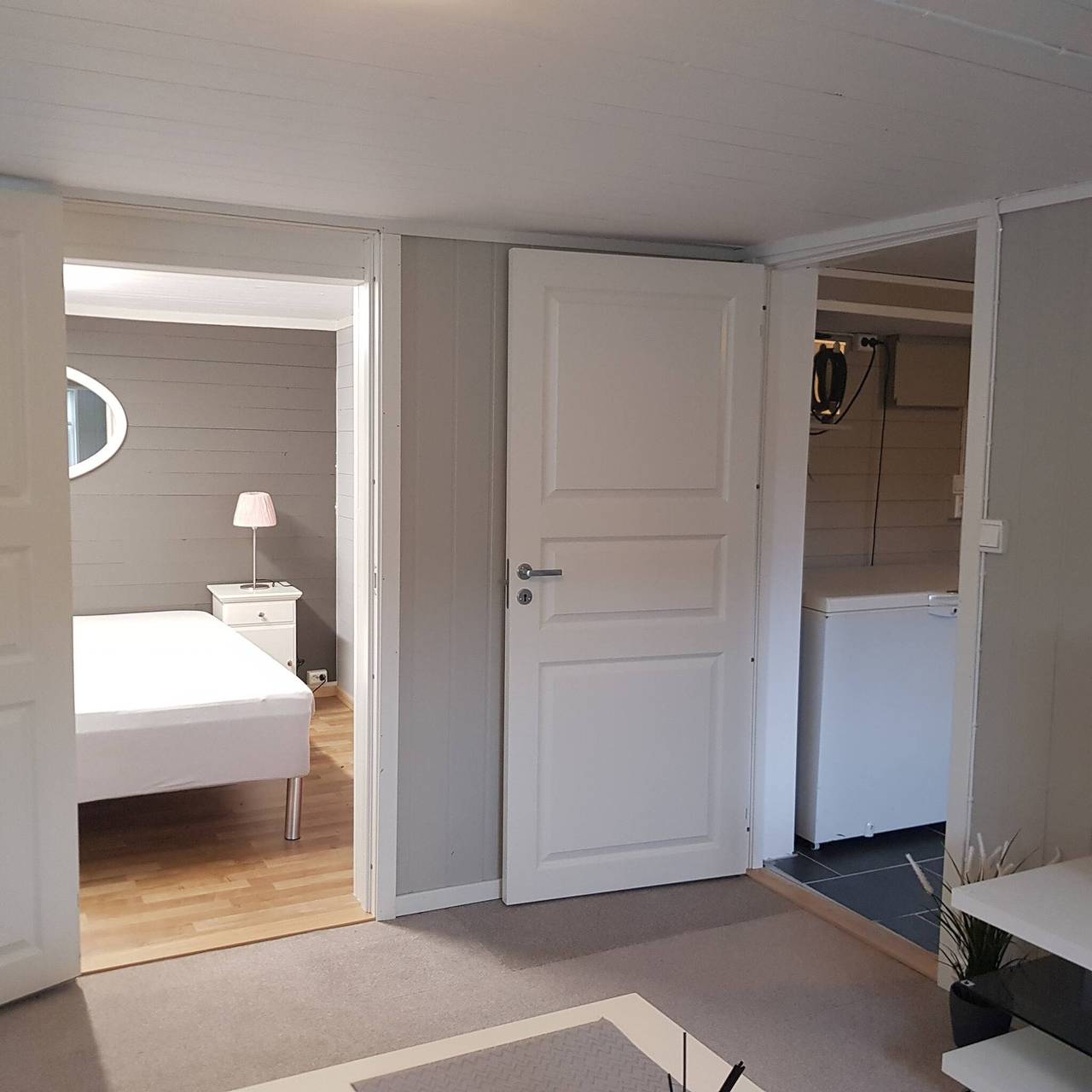 Gemütliches Wohnzimmer, Schlafzimmer und Badezimmer in Askøy